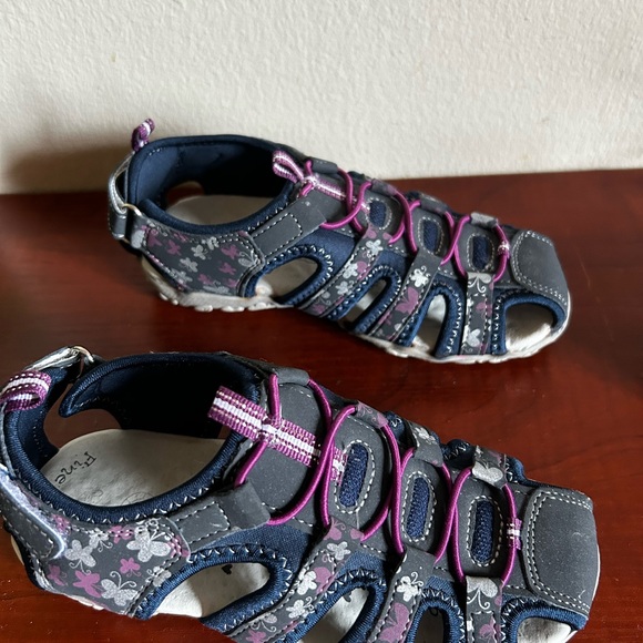 Apakowa Kids Girls Soft Sole Closed Toe Sandals Summer Shoes with Arch Support - Picture 2 of 4